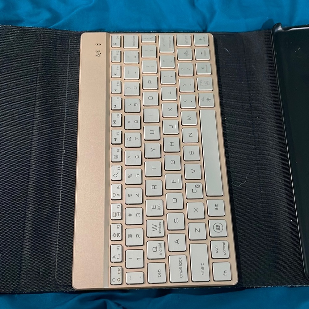 iPad 6th Generation magnetic cover with Bluetooth keyboard (magnetic)